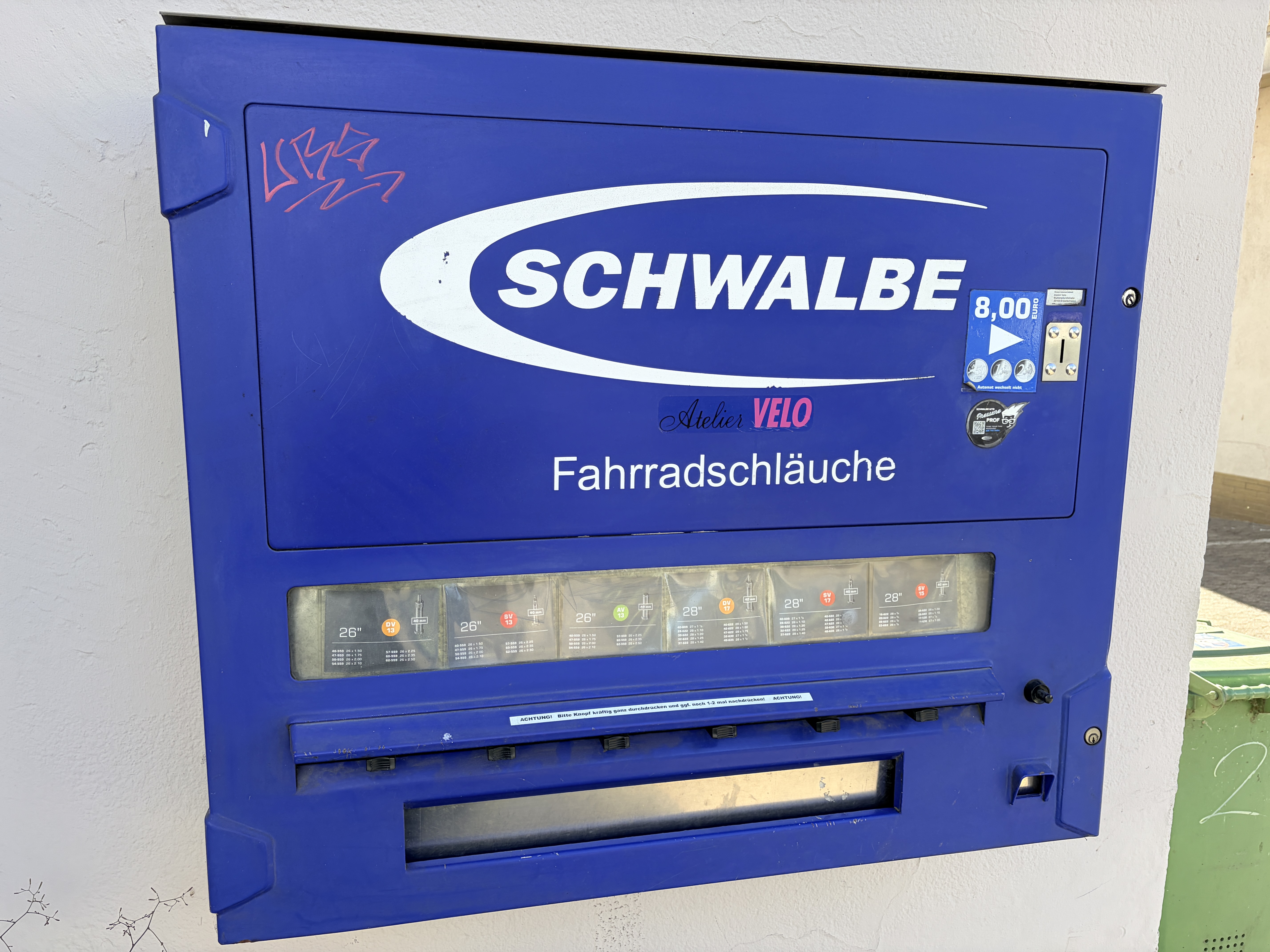 Automatic dispensers of bicycle inner tubes