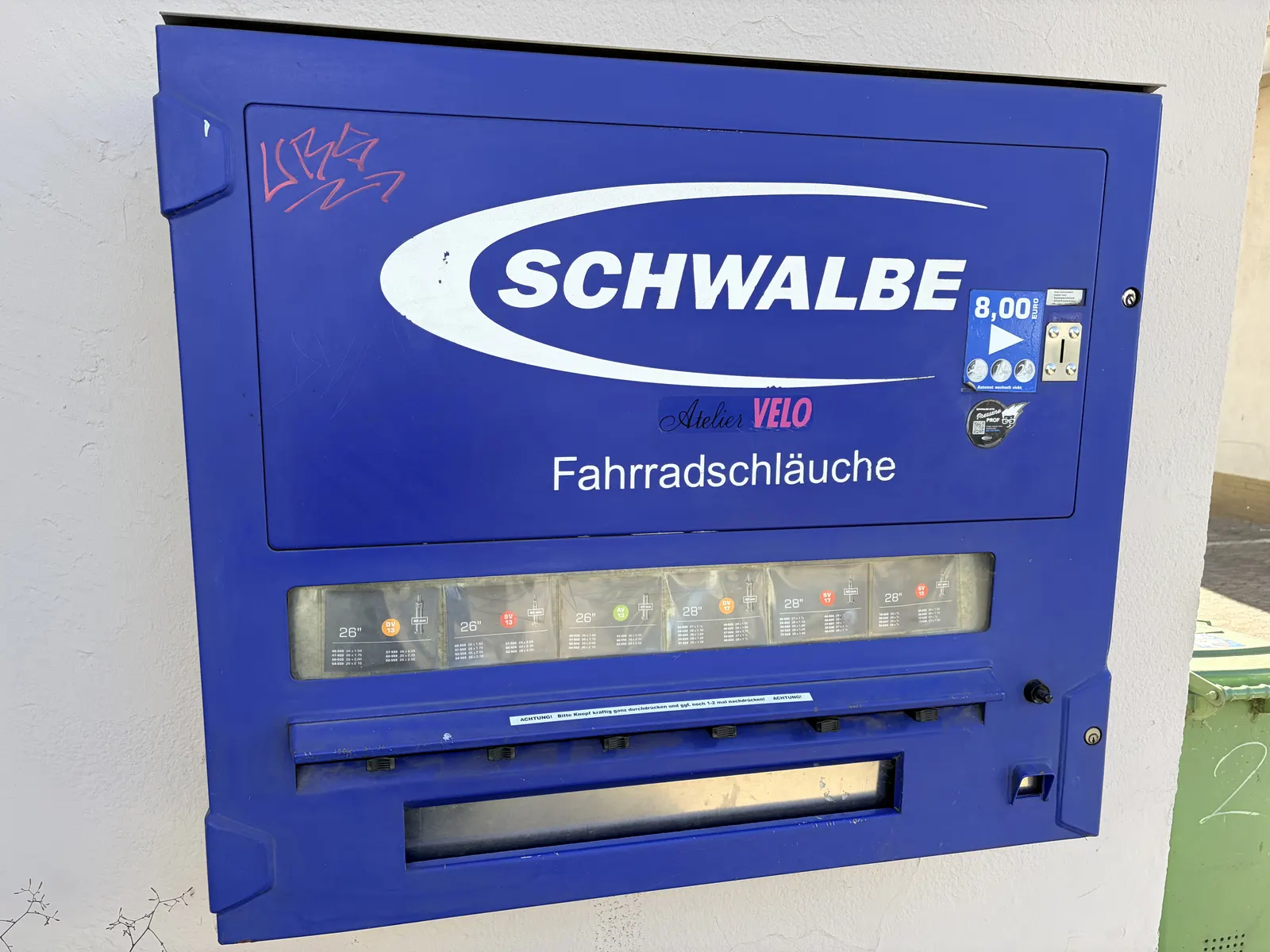Automatic dispensers of bicycle inner tubes
